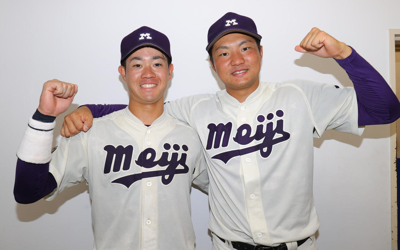 東大対明大　開幕戦を制し喜ぶあう明大・直井（左）と村田（撮影・野上伸悟）
