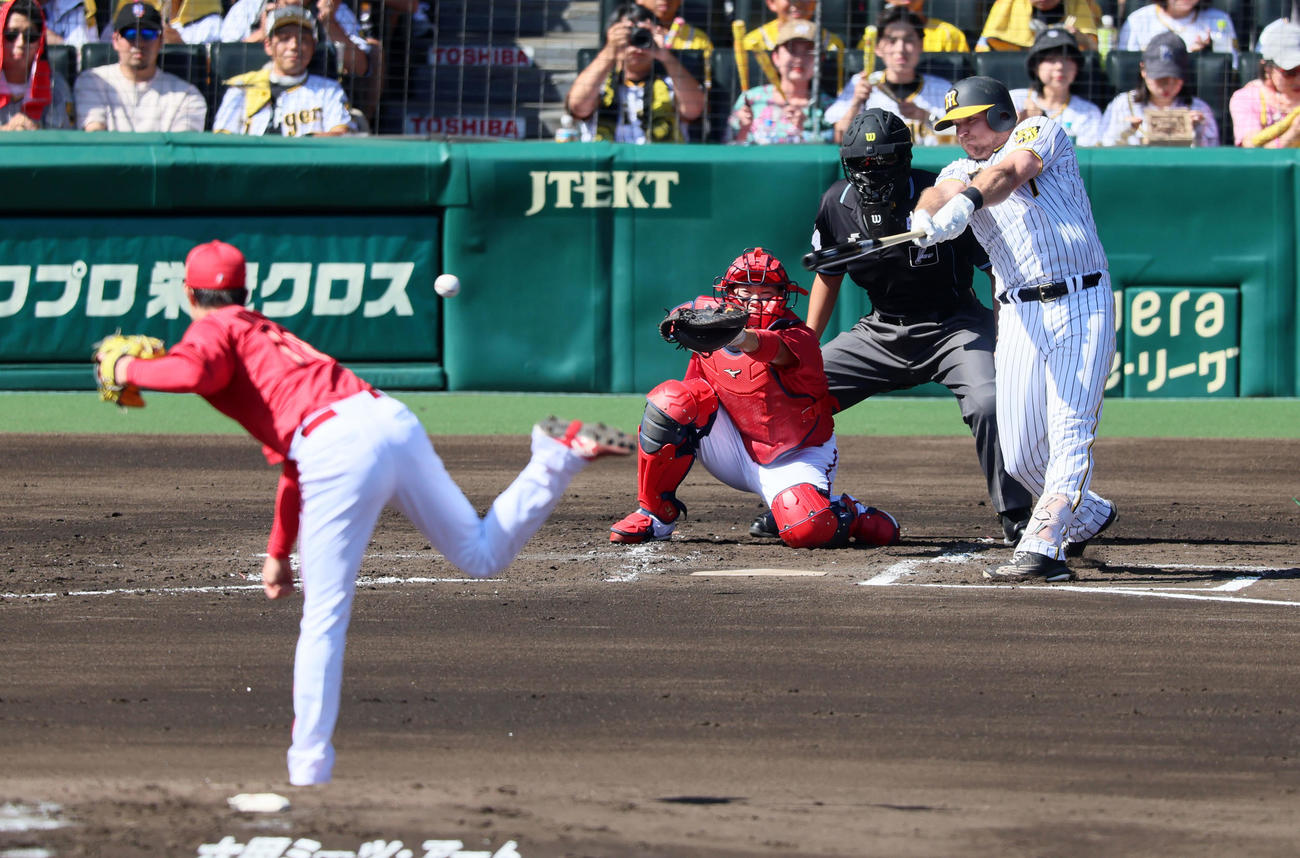阪神対広島　2回裏阪神無死二塁、ノイジーは右へ適時打を放つ。投手は森下（撮影・加藤哉）