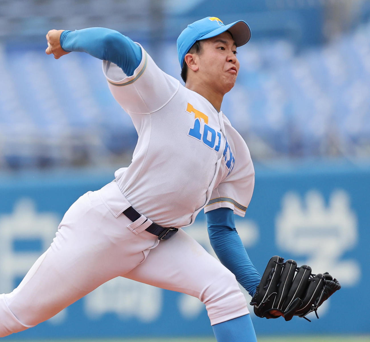 東大対明大　力投する東大先発の松岡（撮影・野上伸悟）