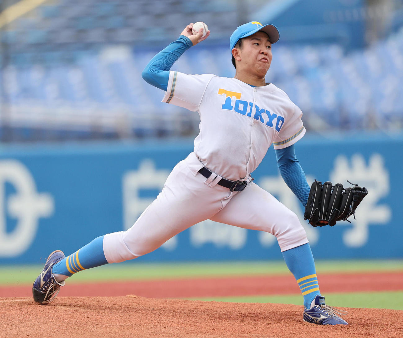 東大対明大　力投する東大先発の松岡（撮影・野上伸悟）