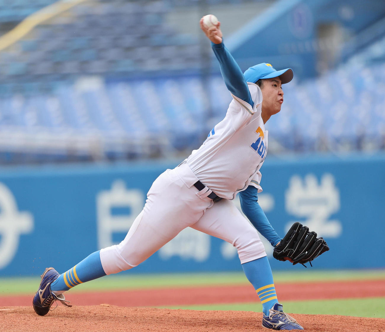東大対明大　力投する東大先発の松岡（撮影・野上伸悟）
