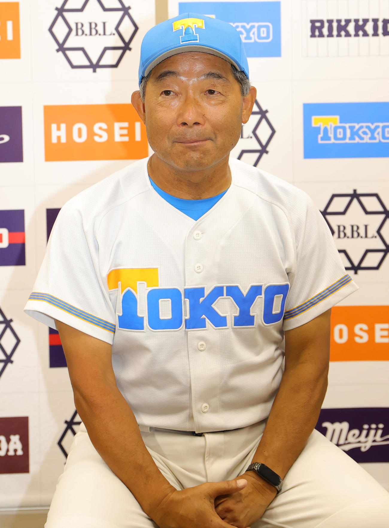 東大対明大　試合後に会見する東大・大久保助監督（撮影・野上伸悟）