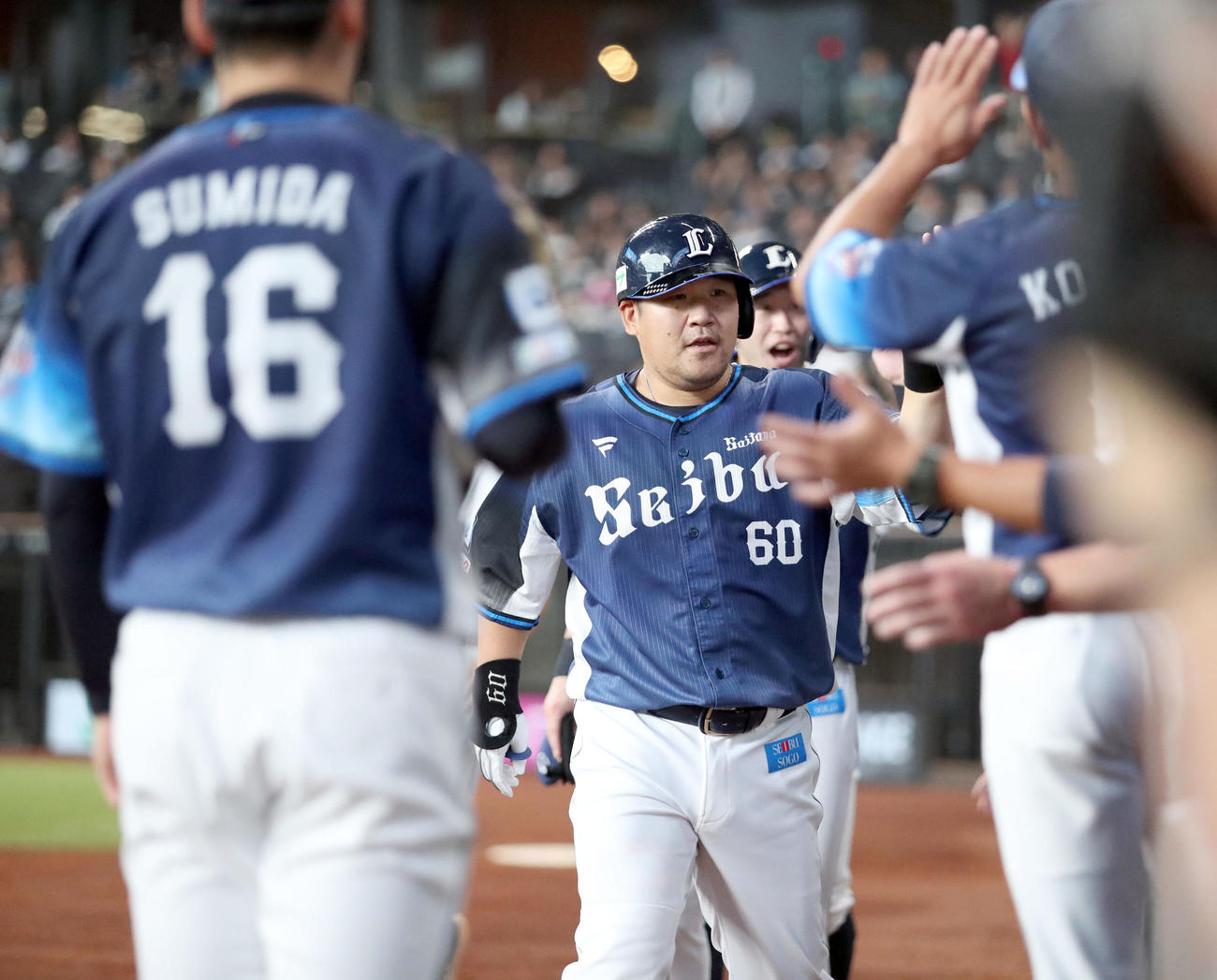 日本ハム対西武　3回表西武2死二、三塁、中村は右越え3点本塁打を放ちナインに出迎えられる（撮影・佐藤翔太）