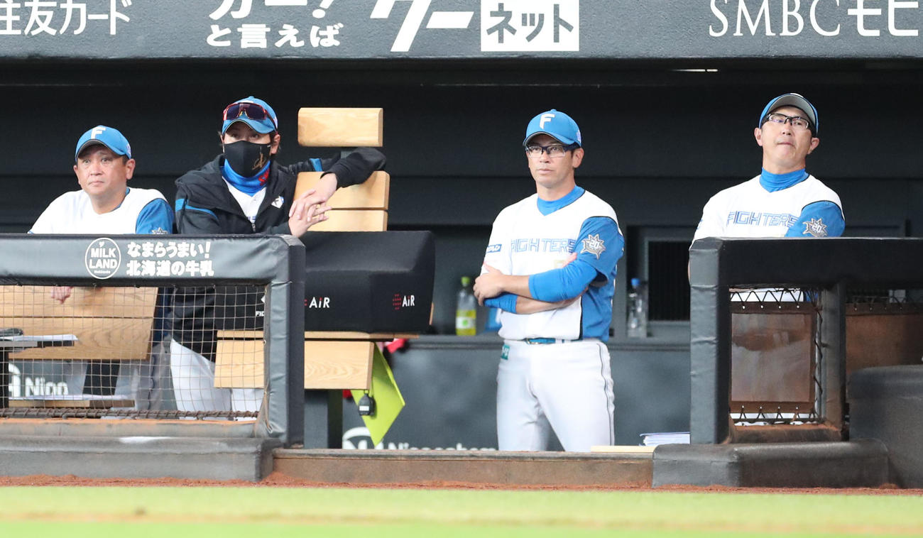 日本ハム対西武　3回表、5失点し肩を落とす新庄監督（左から2人目）とコーチ陣（撮影・佐藤翔太）