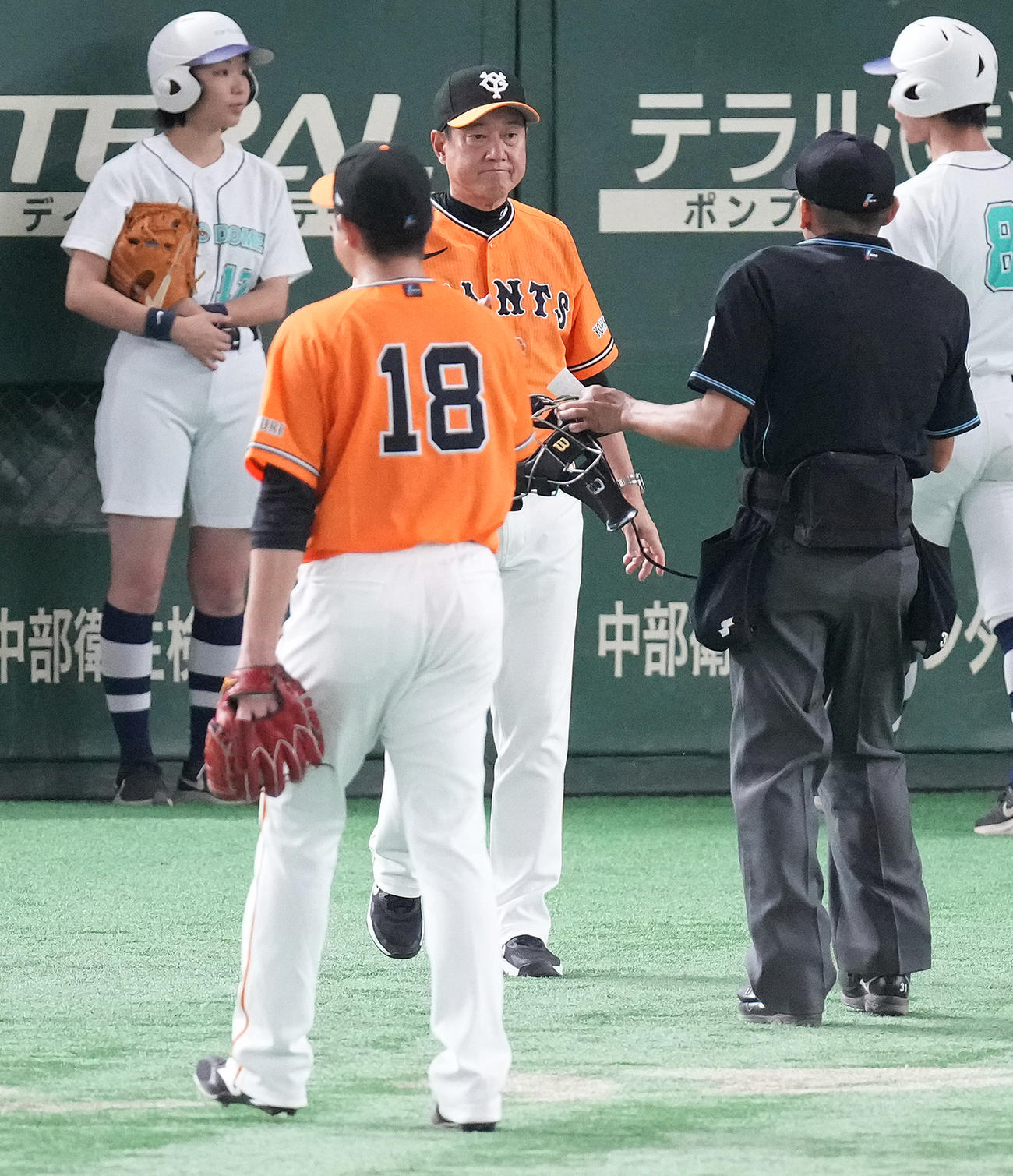 巨人対中日　6回表に1球も投げずに降板となる菅野（左）と浮かない表情の巨人原監督（撮影・鈴木みどり）