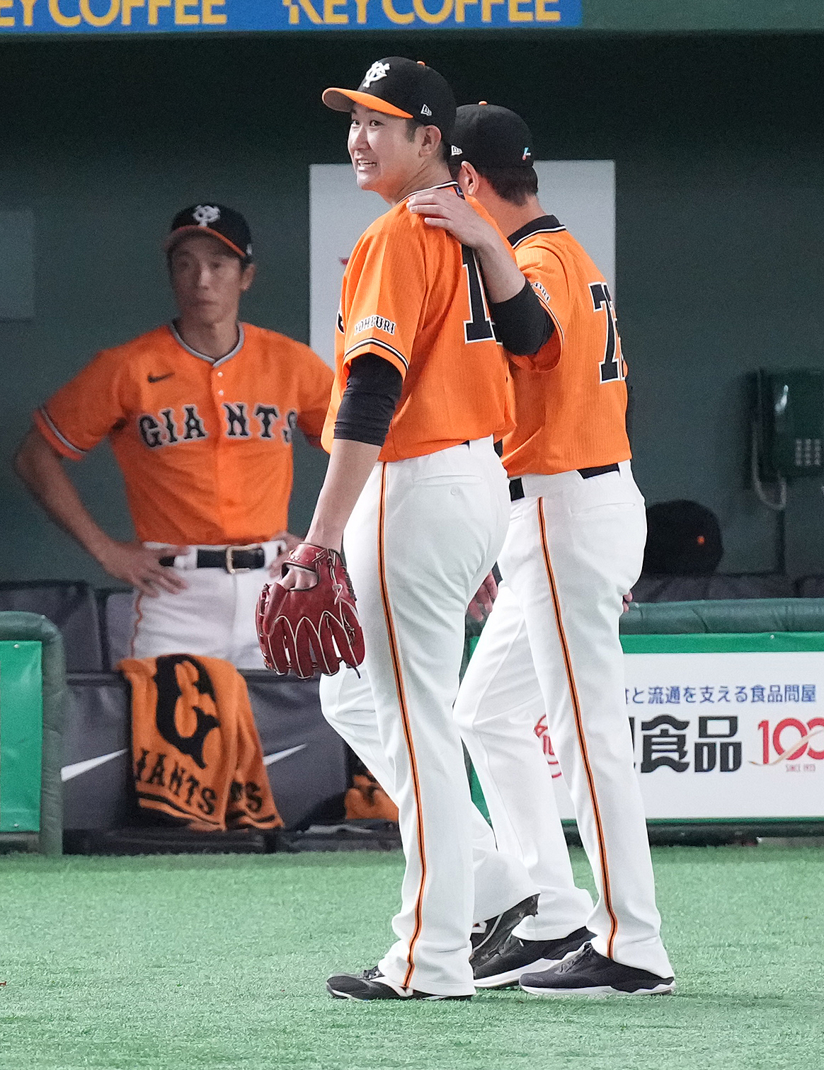 巨人対中日　6回表、1球も投げずに降板となる巨人菅野（中央）（撮影・鈴木みどり）