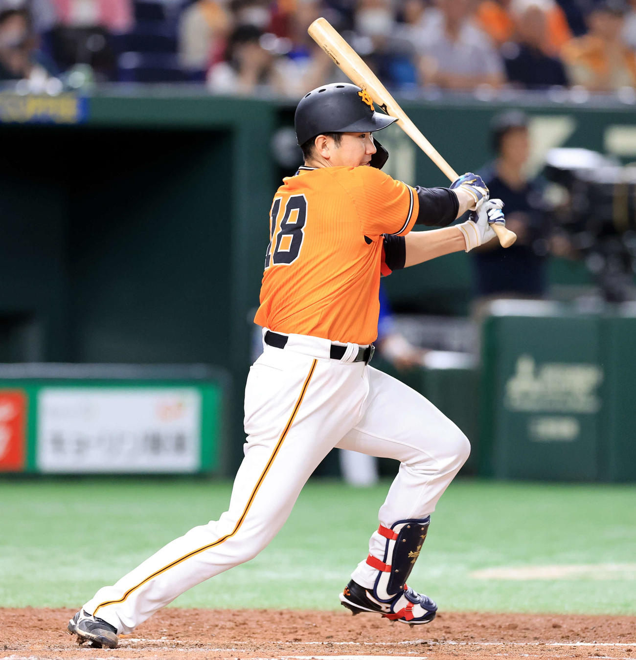 巨人対中日　5回裏巨人2死二塁、菅野は先制適時内野安打を放つ（撮影・浅見桂子）