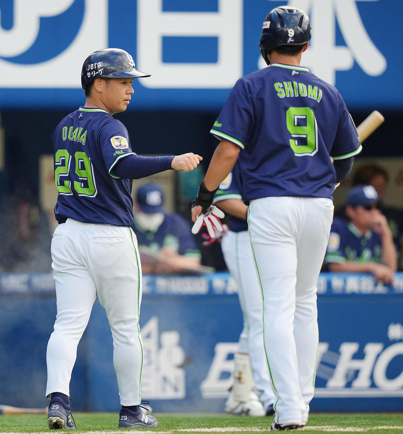 DeNA対ヤクルト　5回表ヤクルト無死二、三塁、オスナの適時打で生還し塩見（右）とグータッチを交わす小川（撮影・垰建太）