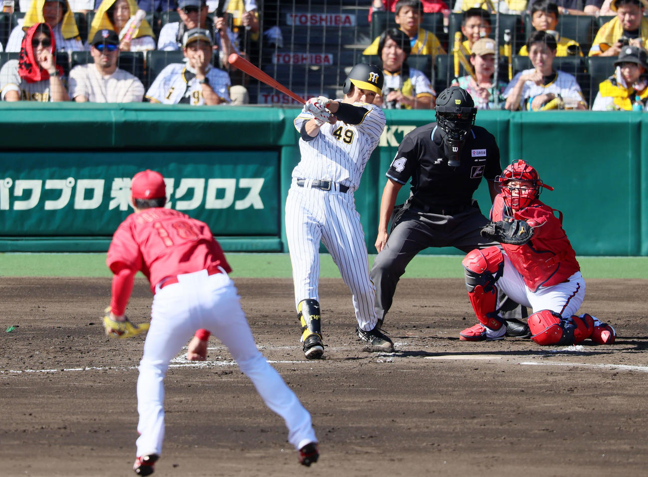 阪神対広島　2回裏阪神1死一、三塁、大竹は左へ適時二塁打を放つ。投手は森下（撮影・加藤哉）