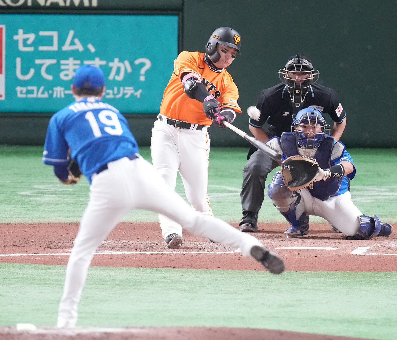 巨人対中日　6回裏巨人無死、右越えソロ本塁打を放つ丸。投手高橋宏（撮影・鈴木みどり）