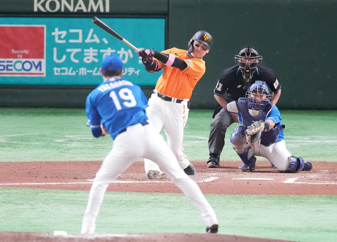 巨人対中日　6回裏巨人無死、右越えソロ本塁打を放つ丸。投手高橋宏（撮影・鈴木みどり）