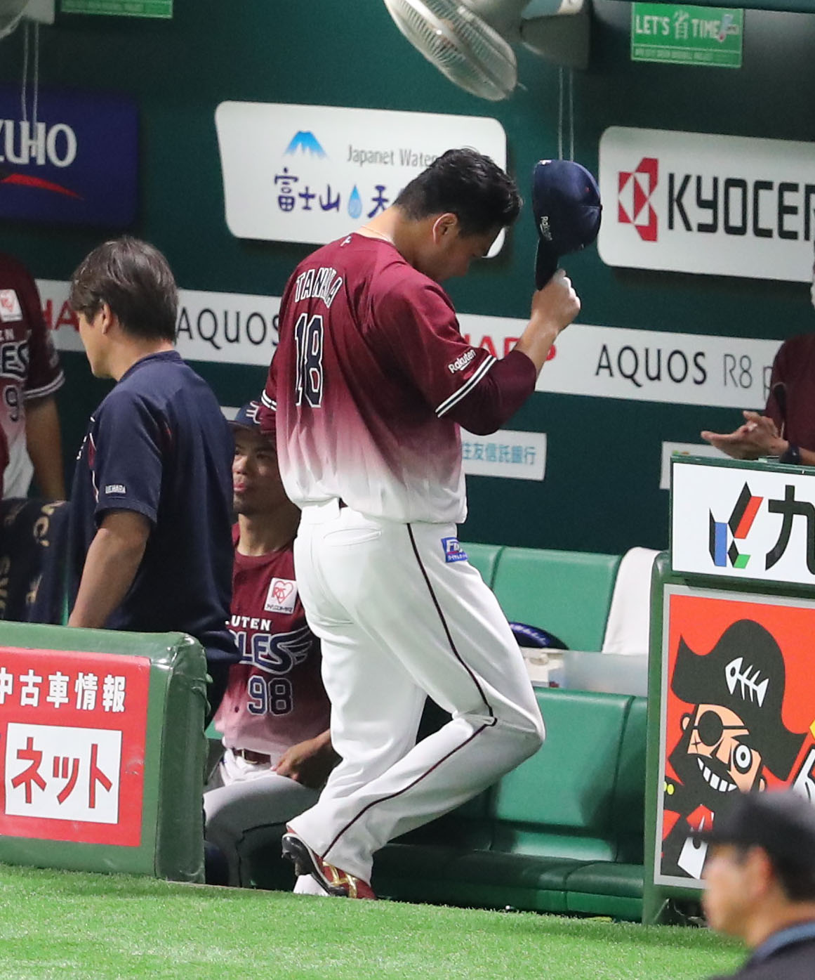 ソフトバンク対楽天　7回途中に降板した田中将（撮影・梅根麻紀）