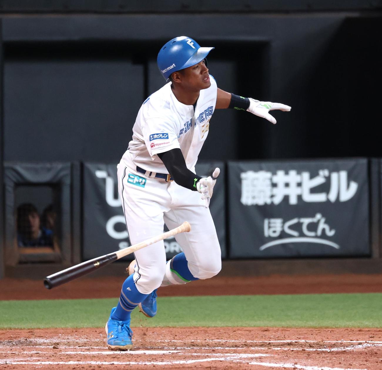 日本ハム対西武　5回裏日本ハム2死一、二塁、中前適時打を放つ万波（撮影・黒川智章）