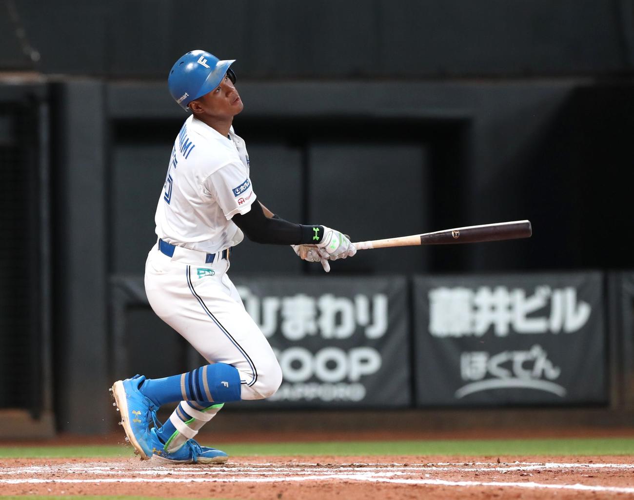 日本ハム対西武　7回裏日本ハム1死一塁、右中間に適時二塁打を放つ万波（撮影・黒川智章）