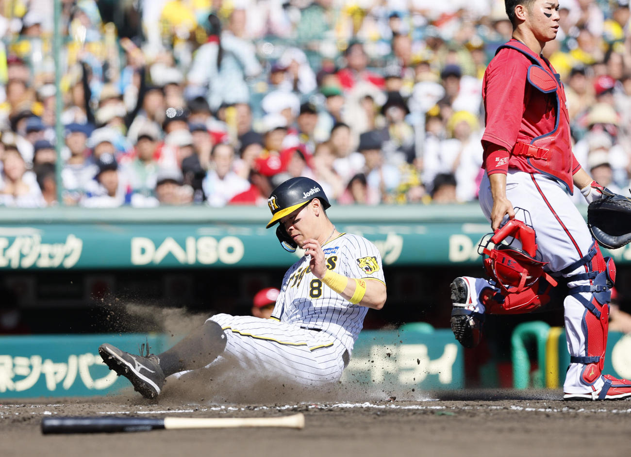 阪神対広島　2回裏阪神無死二塁、ノイジーの右前適時打で生還する佐藤輝（撮影・藤尾明華）