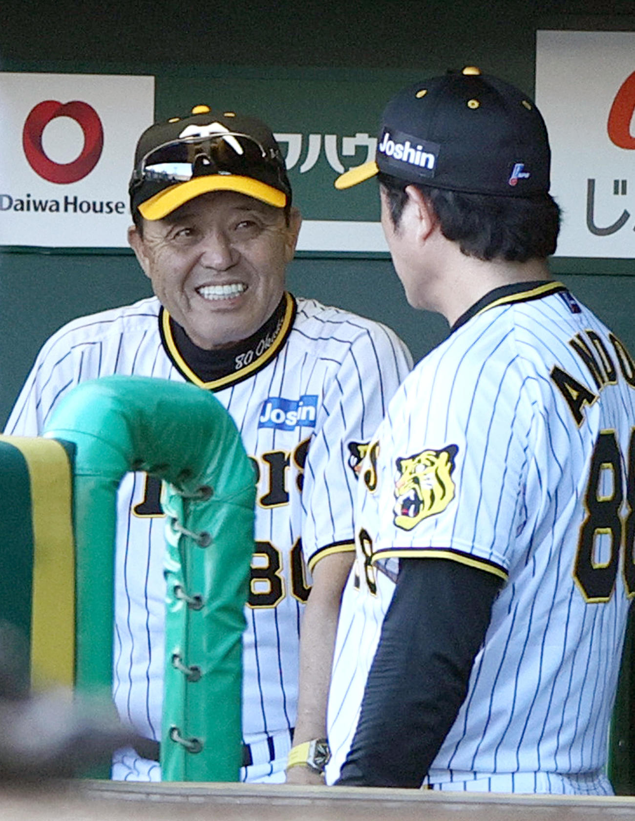 阪神対広島　6回裏を終え、安藤投手コーチ（右）と笑顔で話す岡田監督（撮影・上山淳一）