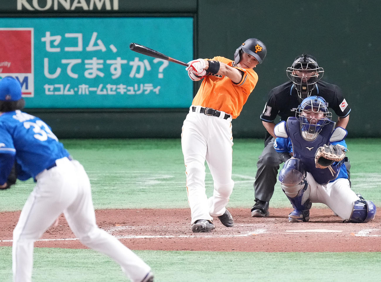 巨人対中日　7回裏巨人無死、右越えソロ本塁打を放つ門脇。投手祖父江（撮影・鈴木みどり）