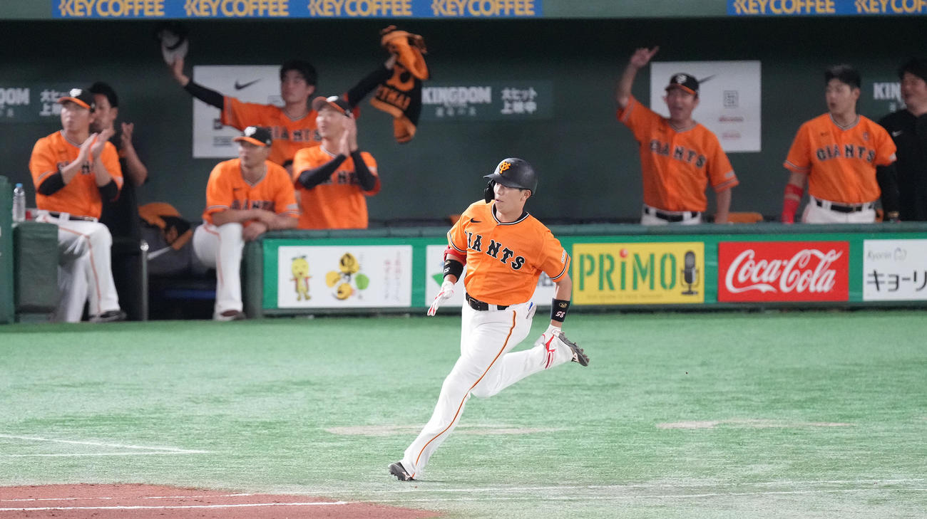 巨人対中日　7回裏巨人無死、右越えソロ本塁打を放ち一塁へ向かう門脇（撮影・鈴木みどり）