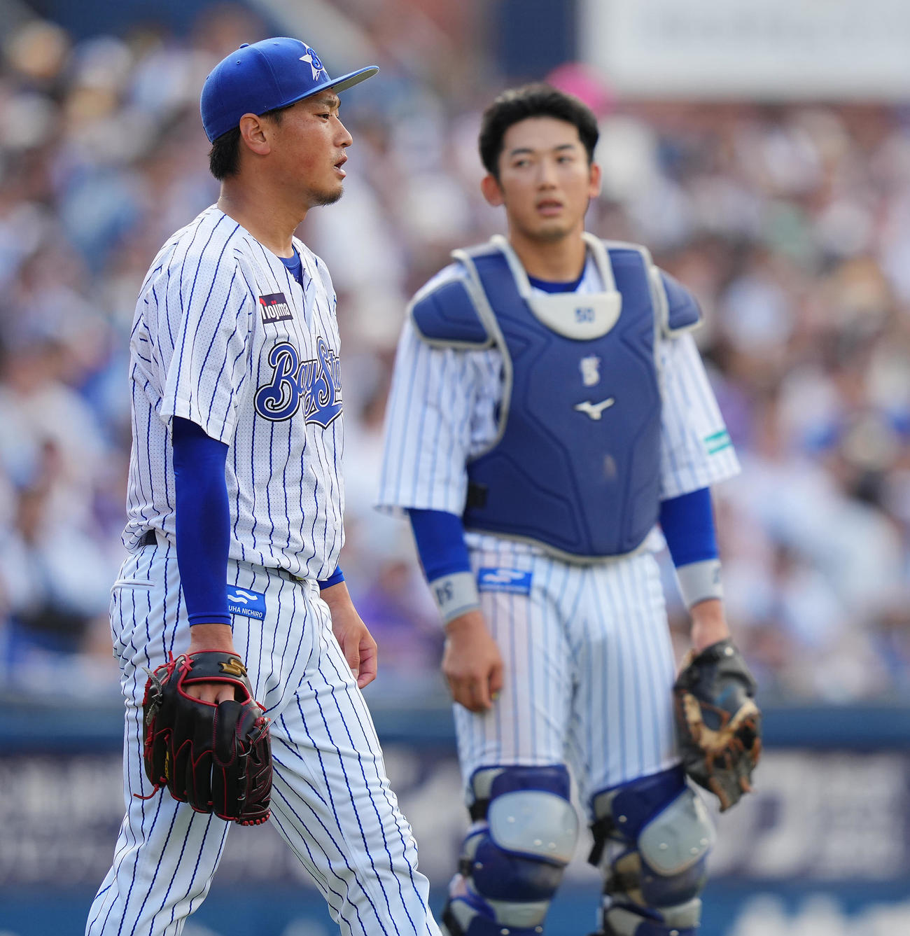 DeNA対ヤクルト　5回表ヤクルト1死、山田に内野安打を許しぼうぜんとするDeNA先発の石田（左）と山本バッテリー（撮影・垰建太）