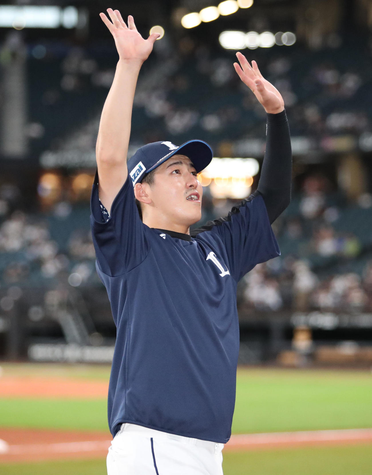 日本ハム対西武　8勝目を挙げスタンド応援席のファンに手を振りながら引き揚げる西武隅田（撮影・佐藤翔太）