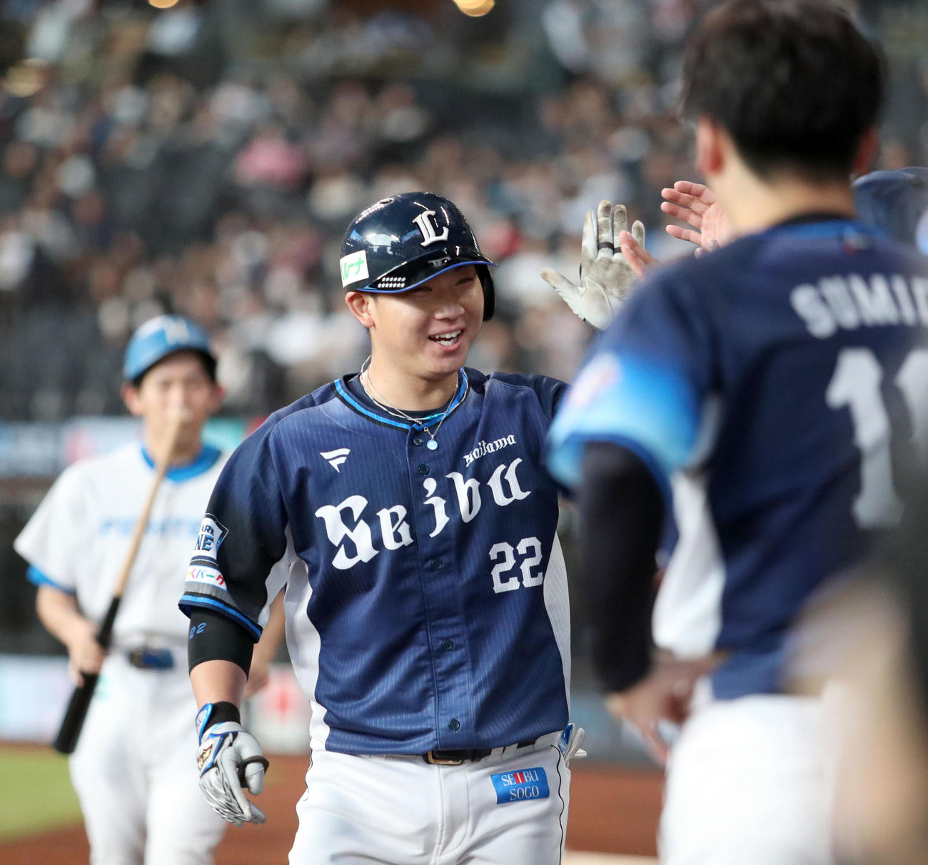 日本ハム対西武　3回表西武無死、古賀は左越え本塁打を放ちナインに出迎えられる（撮影・佐藤翔太）