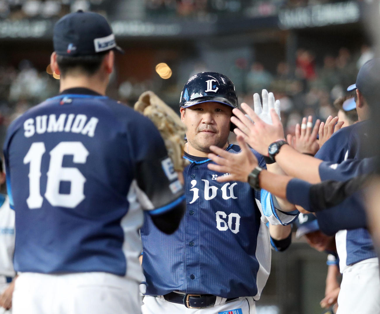 日本ハム対西武　3回表西武2死二、三塁、中村は右越え3点本塁打を放ちナインに出迎えられる（撮影・佐藤翔太）