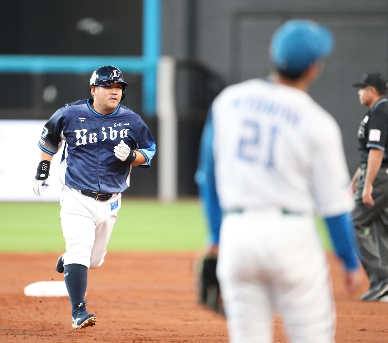 日本ハム対西武　3回表西武2死二、三塁、中村は右越え3点本塁打を放ちダイヤモンドを一周する（撮影・佐藤翔太）