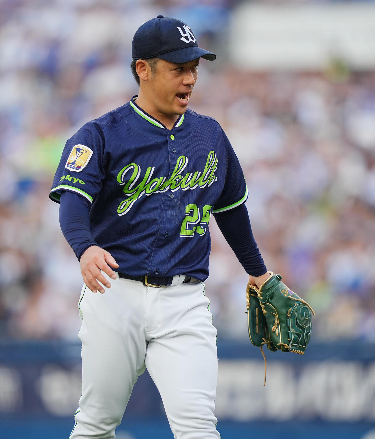 DeNA対ヤクルト　6回裏DeNA1死一、二塁、ソトを遊ゴロ併殺に仕留め無失点で切り抜けた小川は雄たけびを上げる（撮影・垰建太）