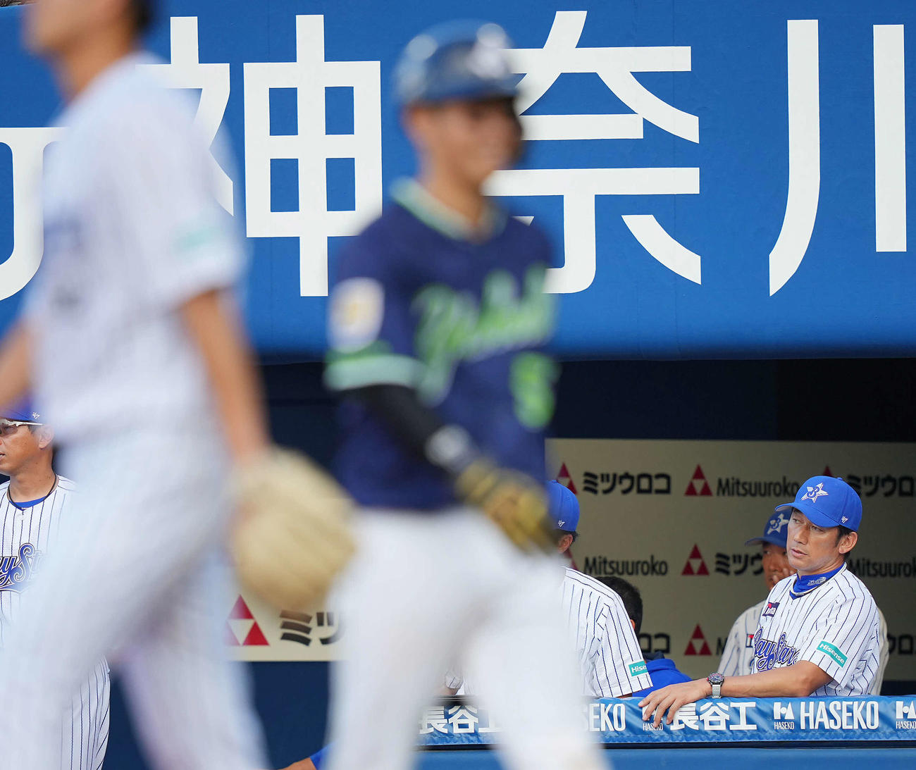 DeNA対ヤクルト　7回表ヤクルト2死満塁、投手の小川に走者一掃の適時二塁打を許しベンチで渋い表情の三浦監督（右）（撮影・垰建太）