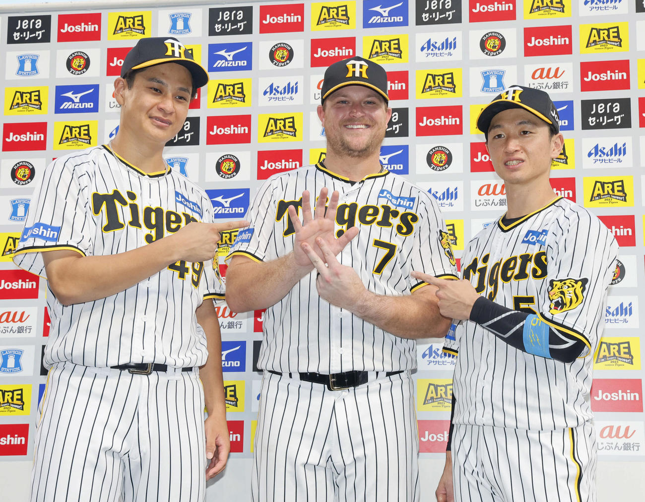 阪神対広島　お立ち台でマジック7を示す、左からノイジー、大竹、近本（撮影・藤尾明華）