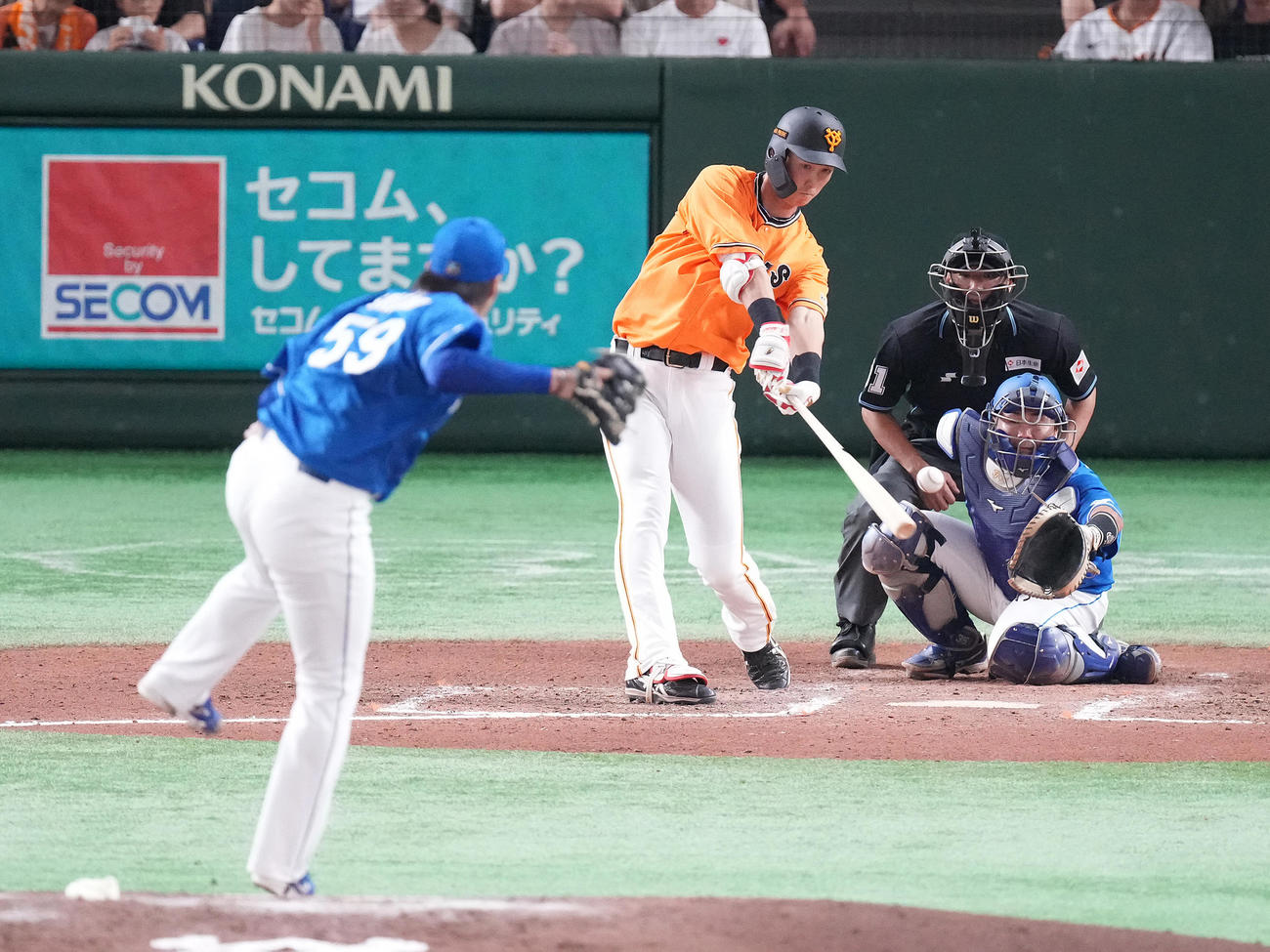 巨人対中日　6回裏巨人2死満塁、中2点適時打を放つ秋広。投手斎藤（撮影・鈴木みどり）