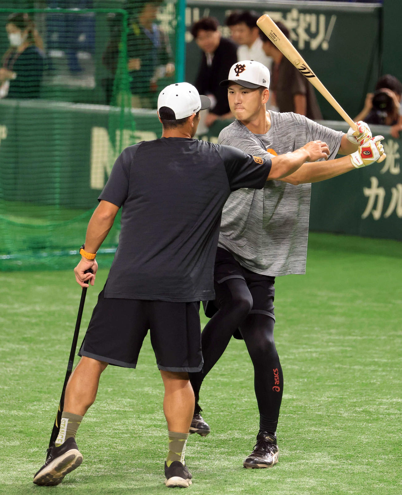 巨人対中日　試合前練習で、巨人阿部ヘッド兼バッテリーコーチ（手前）から指導される秋広（撮影・浅見桂子）