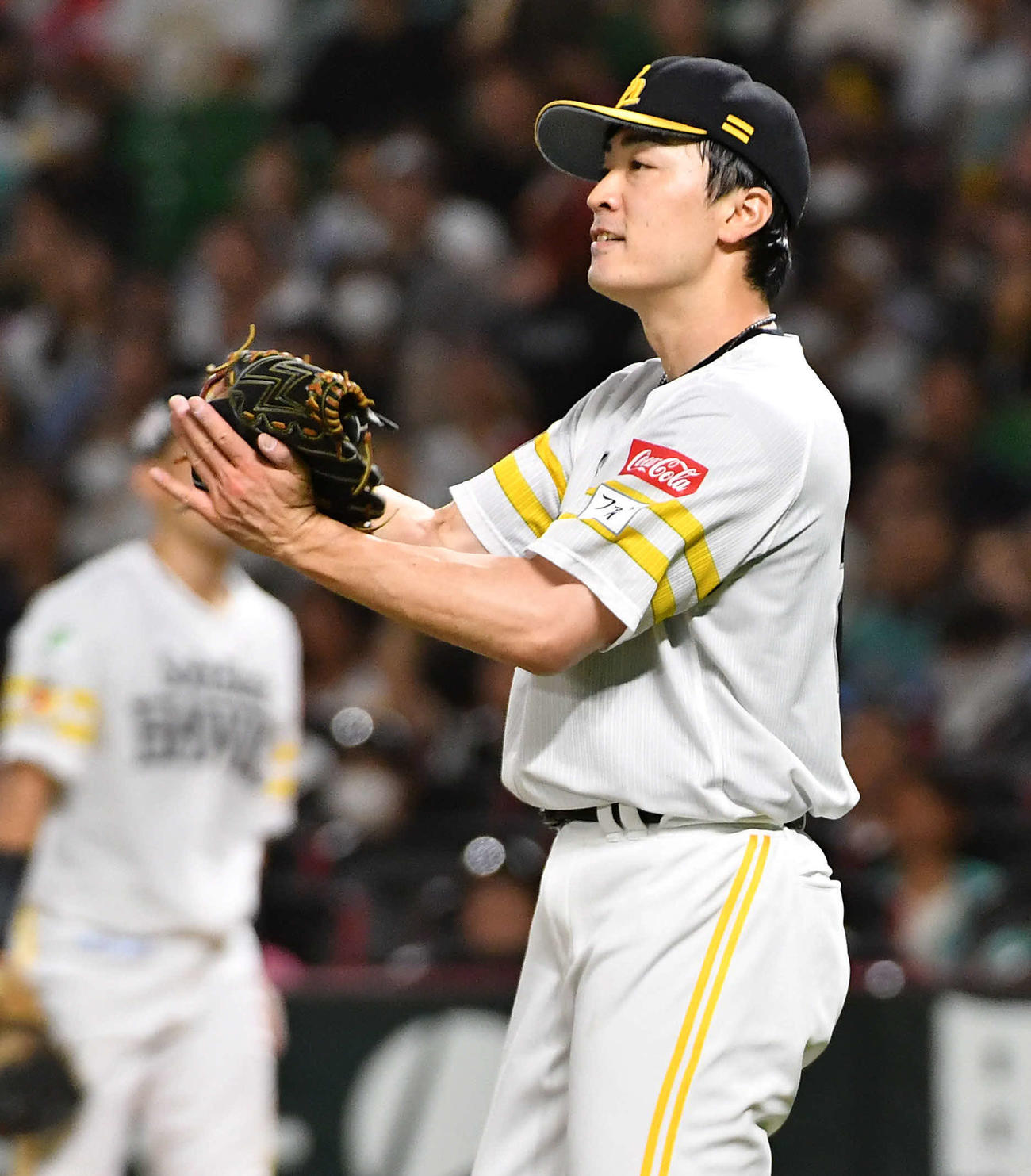 ソフトバンク対楽天　4回表2死一、三塁、ピンチでフランコを左飛に打ち取り、グラブをたたく和田（撮影・岩下翔太）