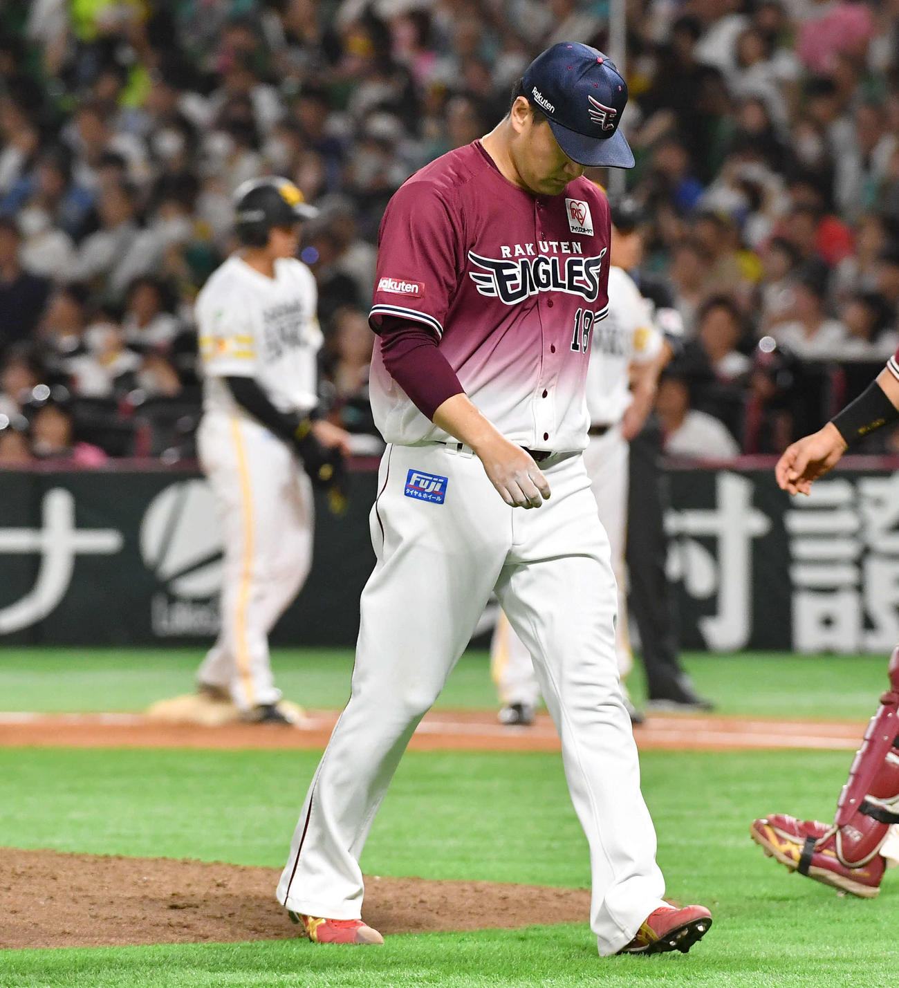 ソフトバンク対楽天　7回裏ソフトバンク無死二、三塁、柳町（左奥）に勝ち越し打を打たれて降板となり、肩を落としてベンチへ戻る田中将（撮影・岩下翔太）