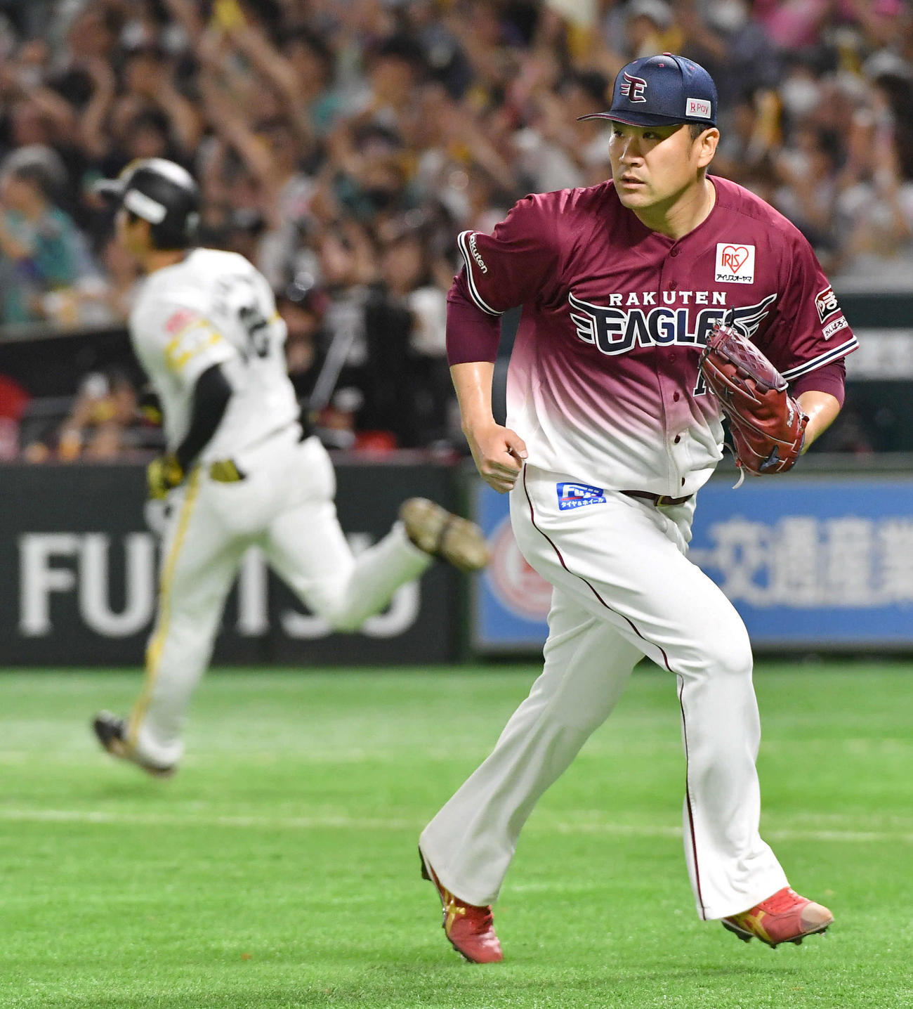 ソフトバンク対楽天　7回裏ソフトバンク無死二、三塁、柳町（左）に勝ち越しの右前適時打を浴びてベースカバーに向かう田中将（撮影・岩下翔太）