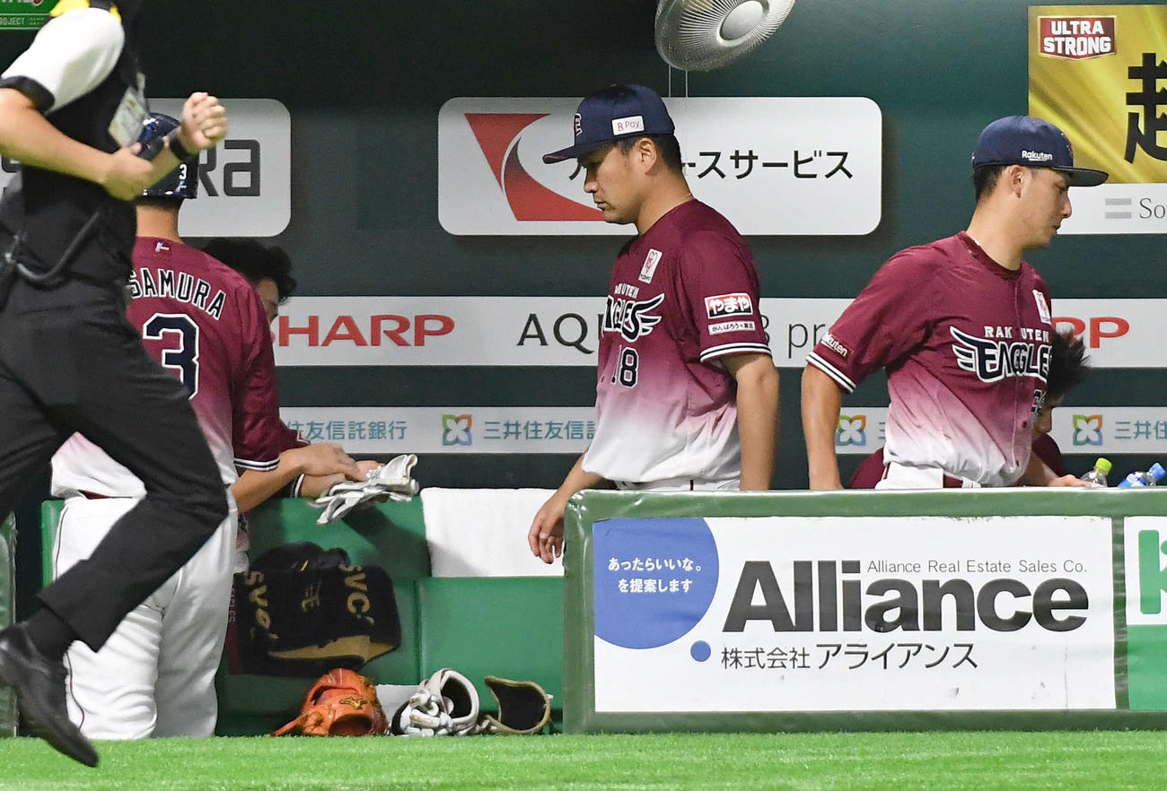 ソフトバンク対楽天　ソフトバンクに逆転負けし、厳しい表情で引き揚げる田中将（中央）（撮影・岩下翔太）