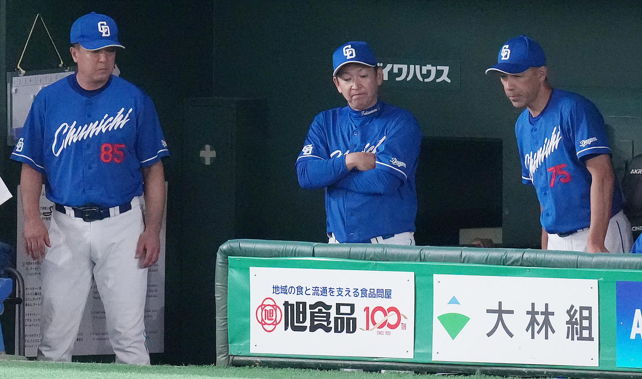 巨人対中日　ベンチで浮かない表情の中日立浪監督（中央）（撮影・鈴木みどり）