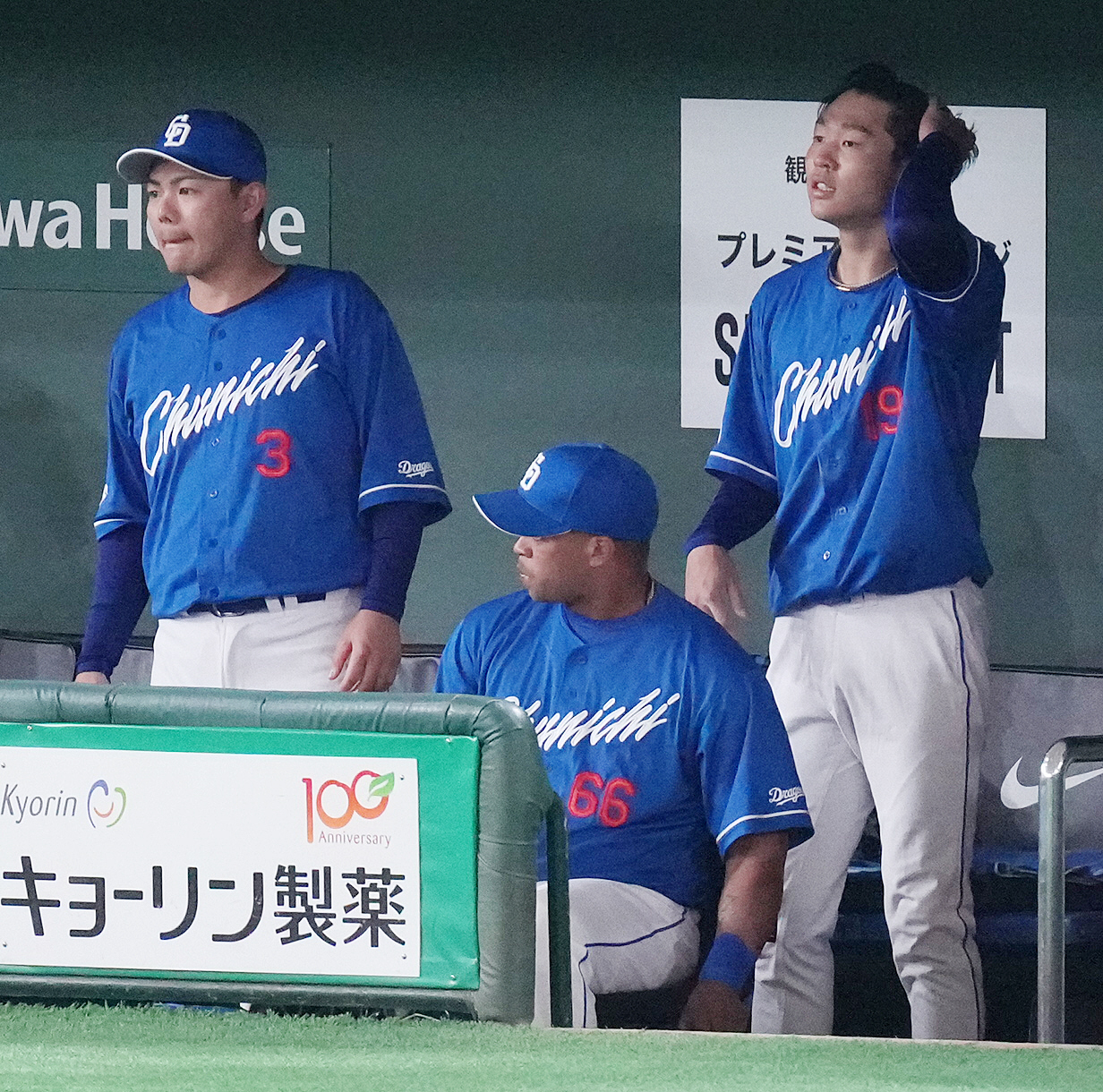 巨人対中日　6回裏途中で降板し、ベンチで浮かない表情の中日高橋宏（右）（撮影・鈴木みどり）