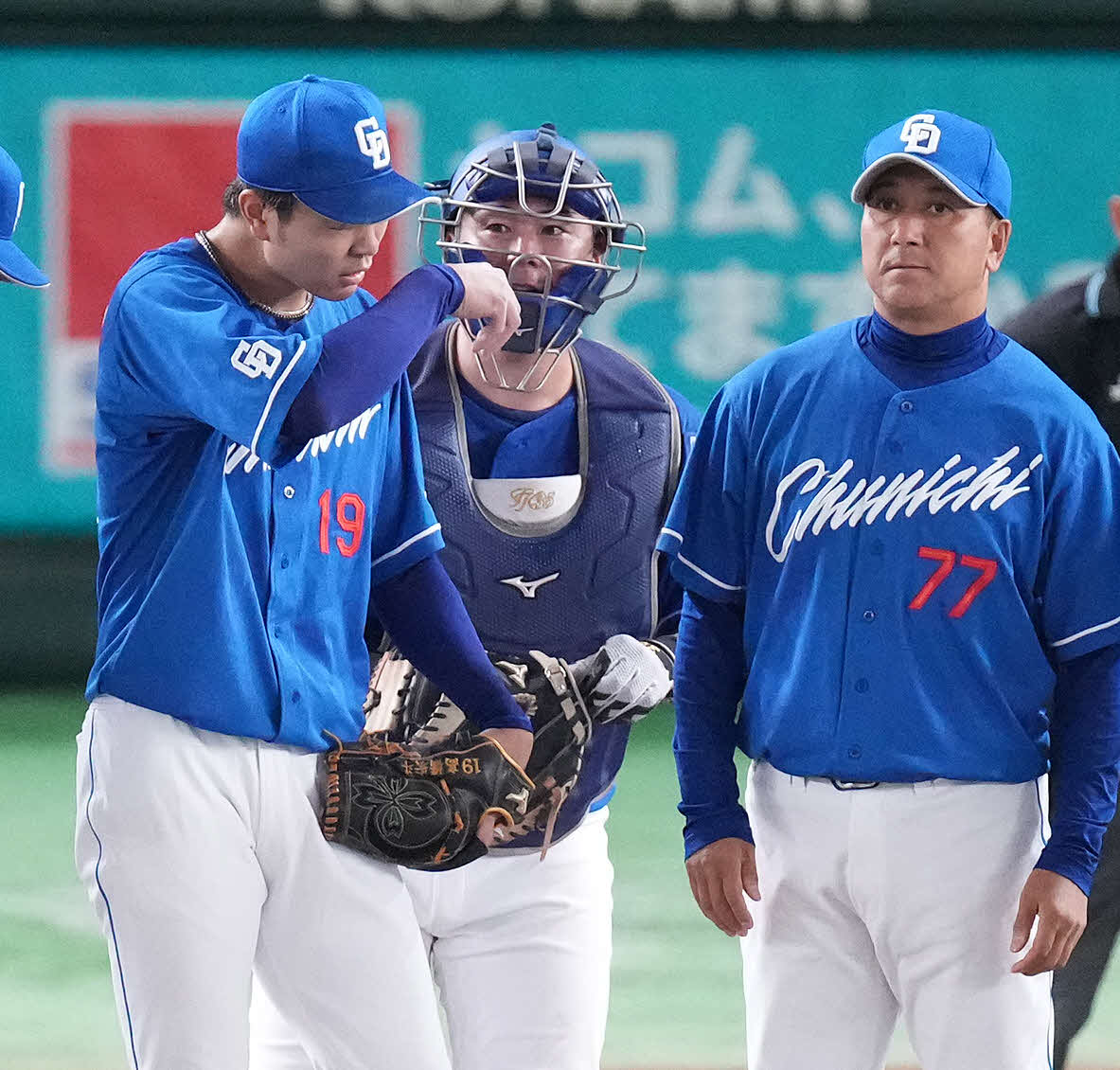 巨人対中日　5回裏巨人2死二塁、菅野に先制の適時内野安打を浴びた後、マウンドで汗を拭う高橋宏（左）（撮影・鈴木みどり）