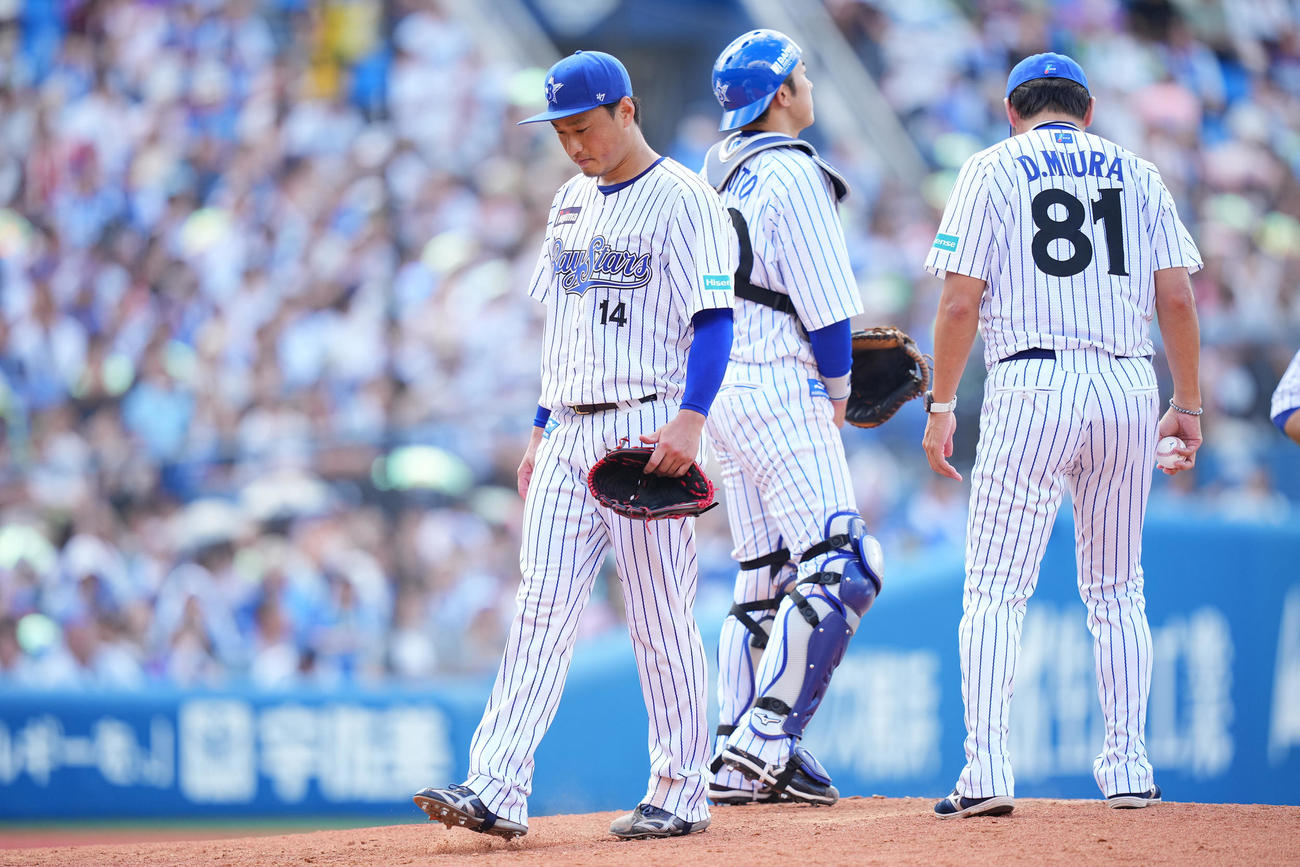 DeNA対ヤクルト　5回表ヤクルト1死一、二塁、三浦監督（右）から降板を告げられる石田（中央）（撮影・垰建太）