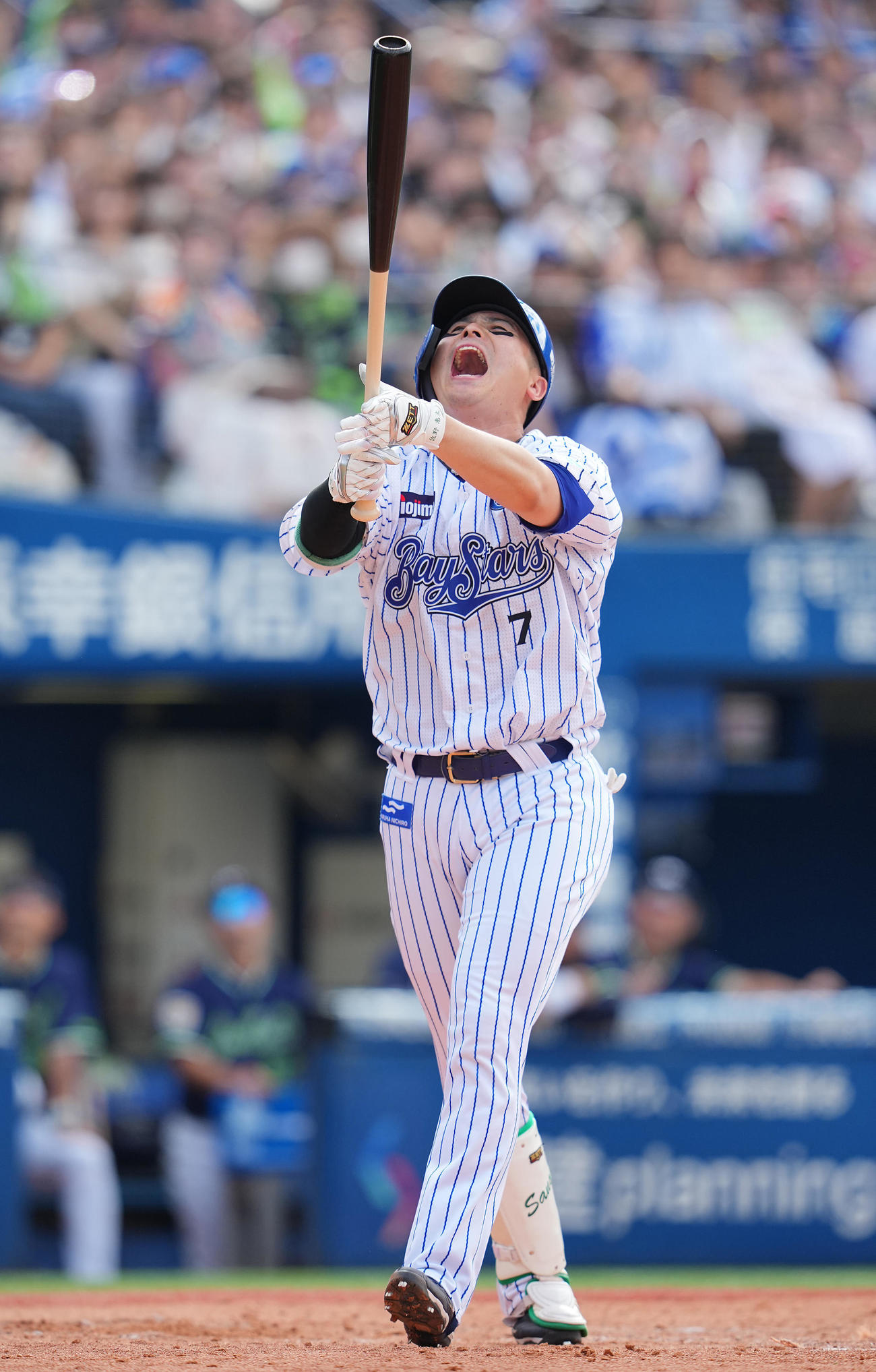 DeNA対ヤクルト　3回裏DeNA2死二塁、打球を打ち上げ悔しがる佐野恵太は捕邪飛に倒れる（撮影・垰建太）