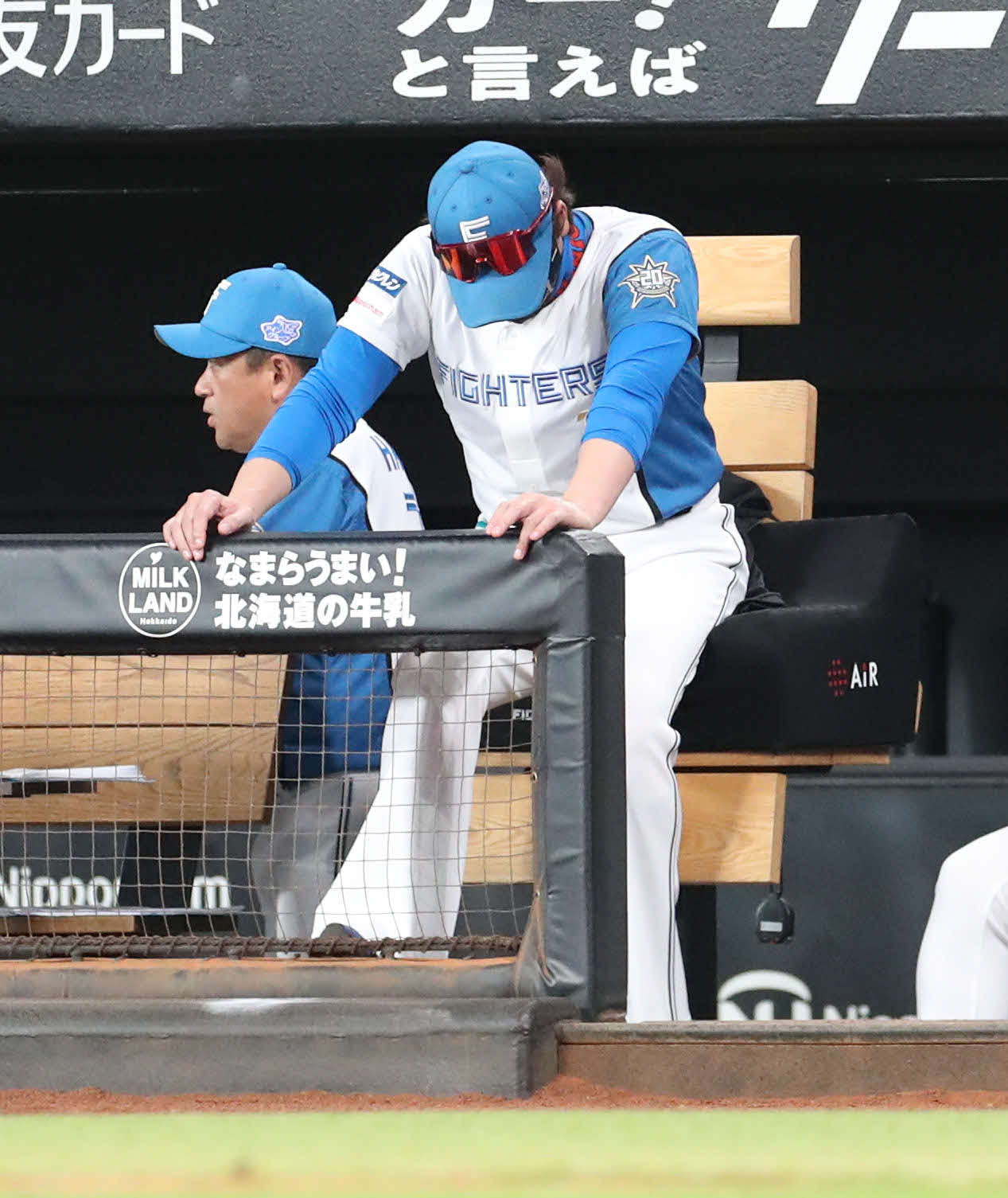 日本ハム対西武　ベンチでうつむく日本ハム新庄監督（撮影・佐藤翔太）