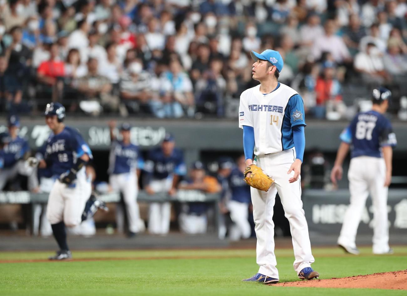 日本ハム対西武　3回表西武無死、古賀に左越え本塁打を浴びる加藤貴（撮影・黒川智章）