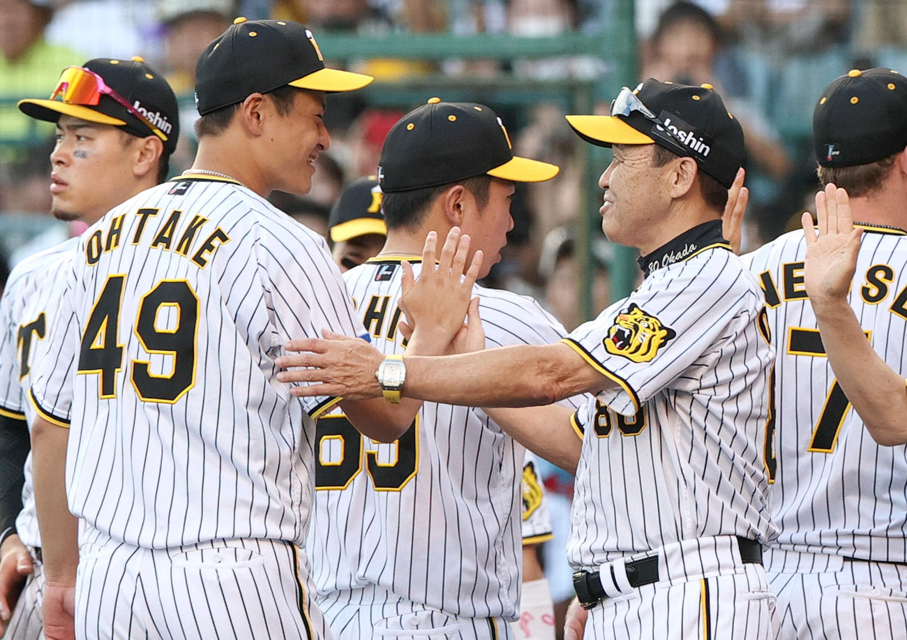 阪神対広島　広島に勝利した阪神岡田監督（右）は10勝目を挙げた大竹（左）を笑顔で出迎える（撮影・上山淳一）
