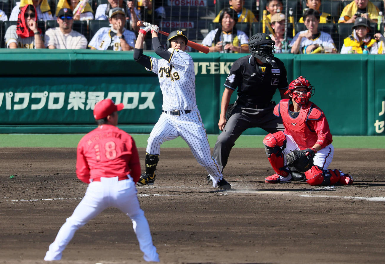 阪神対広島　2回裏阪神1死一、三塁、大竹は左適時二塁打を放つ。投手森下（撮影・加藤哉）