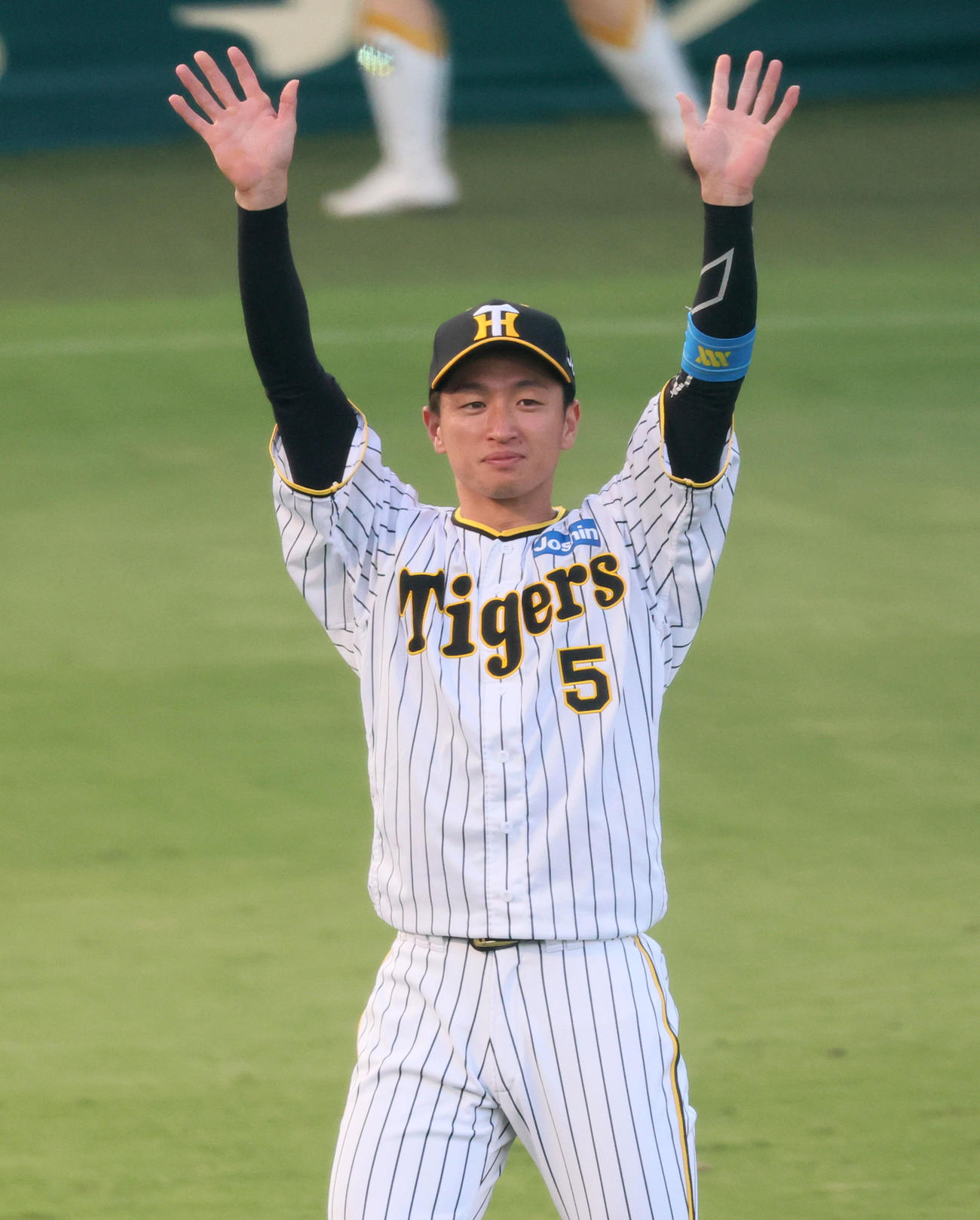 阪神対広島　広島に勝利しファンにあいさつする近本（撮影・加藤哉）
