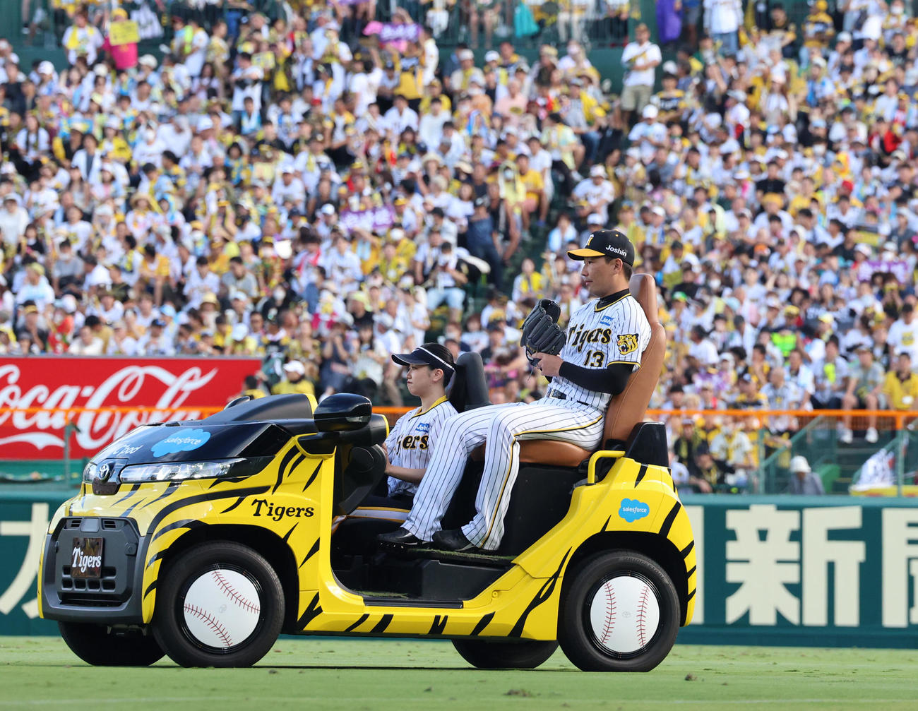 阪神対広島　9回途中、リリーフカーで登場する阪神岩崎（撮影・藤尾明華）