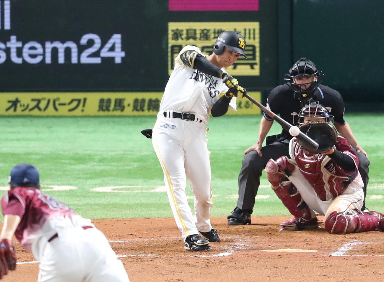 ソフトバンク対楽天　7回裏ソフトバンク無死二、三塁、右前適時打を放つ柳町（撮影・梅根麻紀）