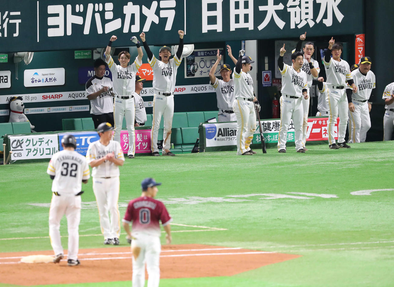 ソフトバンク対楽天　7回裏ソフトバンク無死二、三塁、右前適時打を放った柳町（左）に大喜びのナイン（撮影・梅根麻紀）