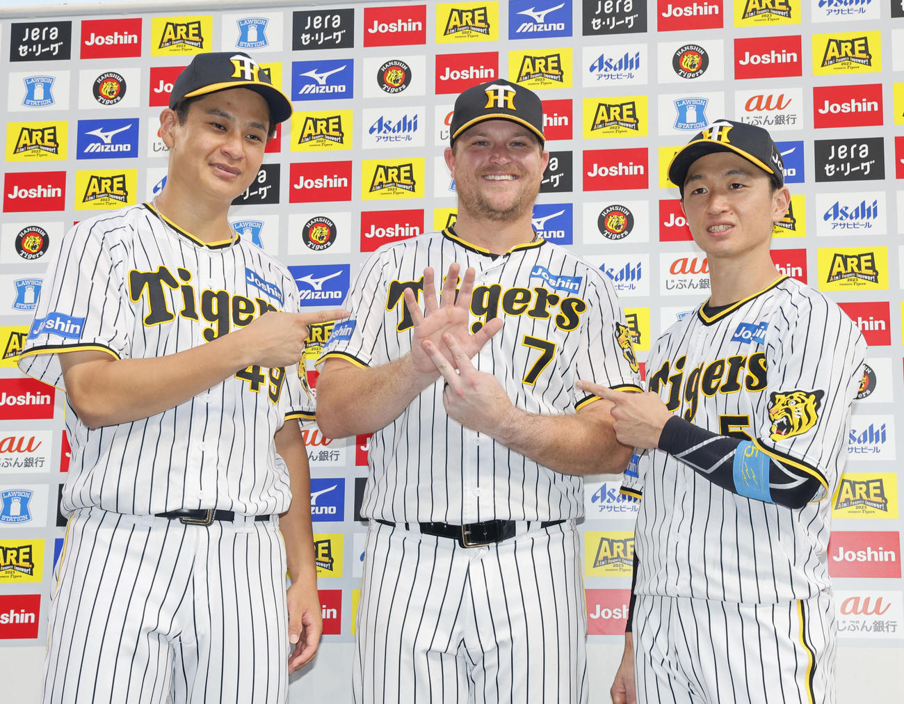 阪神対広島　お立ち台でマジック7を示す、左からノイジー、大竹、近本（撮影・藤尾明華）